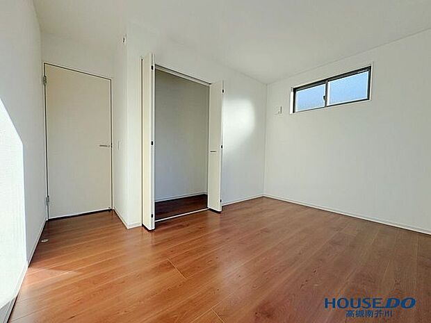 洋室6.5帖大きなクローゼットがありますので洋服、小物の収納もばっちりです。
