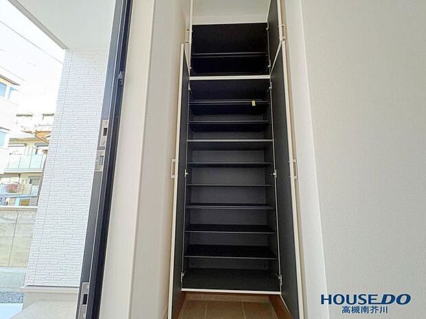 玄関にある収納です。たっぷりスペースがありますので家族みんなの靴を充分収納できます。