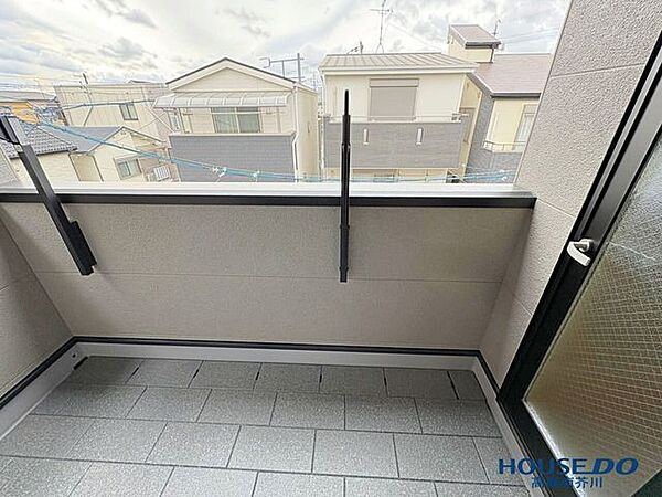 奥行きのあるバルコニー。洗濯物もよく乾きそう。