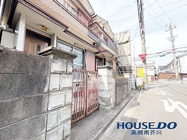 周囲は見通しの良い住宅街が広がっています。
