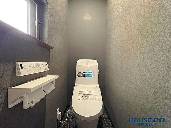 シックな壁紙とモノトーンな床材で落ち着いた雰囲気のトイレお手入れもしやすそうです