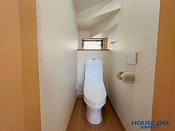 快適な温水洗浄便座付きのトイレ。小窓があり明るく衛生的な空間が保たれます。