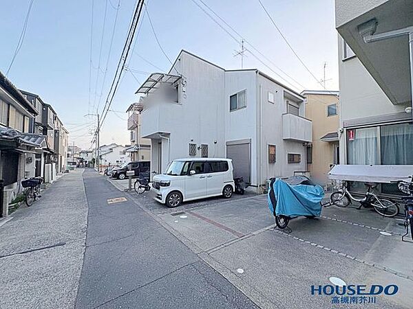 車通りの少ない落ち着いた前面道路。カースペースは2台駐車可能でお車の出し入れも安心です。