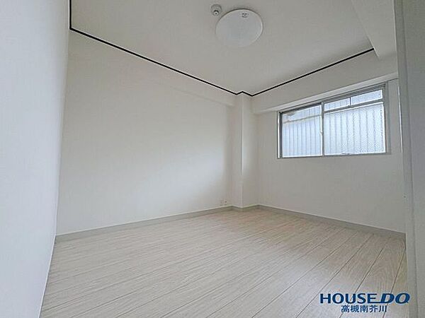 洋室5.7帖クロス貼替で明るいお部屋です
