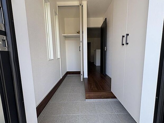 玄関も収納たっぷりです。