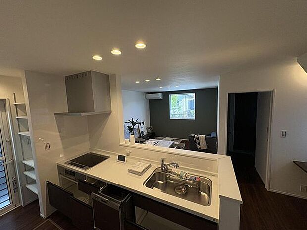 コンロはIH、食洗器付き。