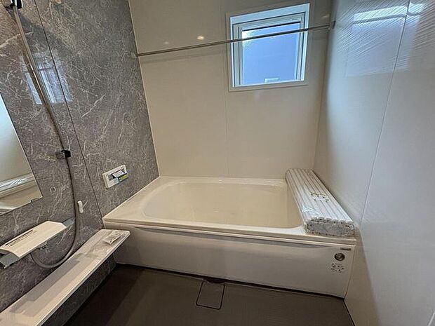 ゆったりと足を伸ばしてくつろいでいただける浴槽