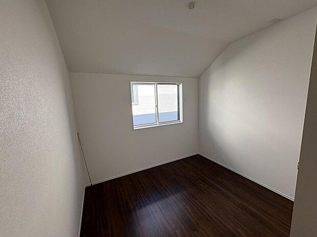 2階洋室4.8帖(1)。窓側。