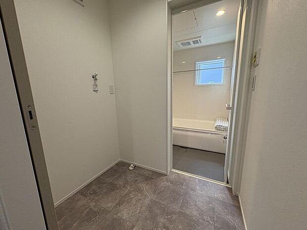 お風呂の前の床がおしゃれですお手入れもしやすそう