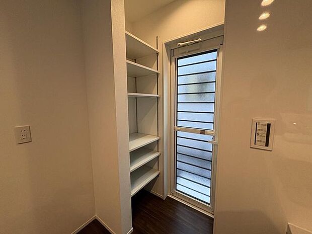 キッチン横に2面パントリーあり。