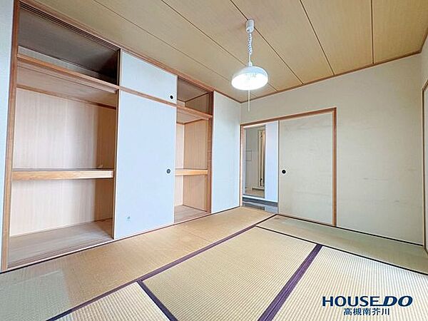 LDKと隣接する6帖の和室。大容量の押入と天袋を備えており、布団や季節家電の保管にも重宝します。