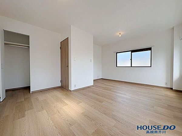 広い主寝室パーティションで仕切れば別々のお部屋に早変わり