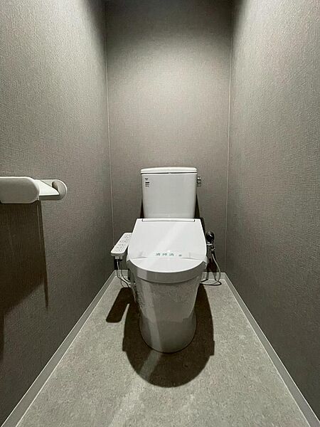 トイレ新調　温水洗浄機付き