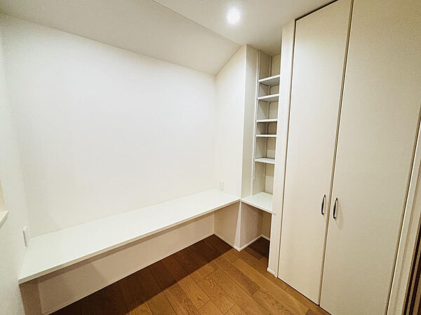 お家にあったら、大変便利なスタディコーナーです。収納もあります。