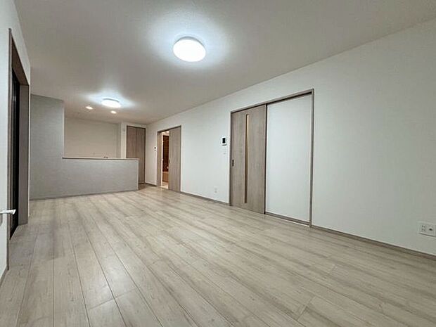 LDKはひろびろ！約17帖キッチンからリビングを見渡せる間取りで安心♪長方形で家具の配置もしやすい！お早の色味もシンプルで家具も合わせやすい！