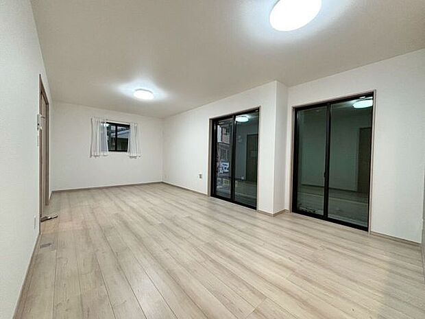 LDKはひろびろ！約17帖キッチンからリビングを見渡せる間取りで安心♪長方形で家具の配置もしやすい！窓も大きく入ってくる日が気持ちいリビング☆！