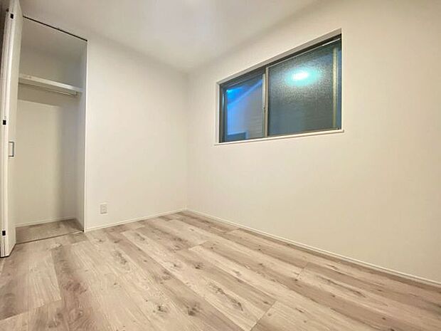 家具レイアウトがしやすいい癖のない洋室