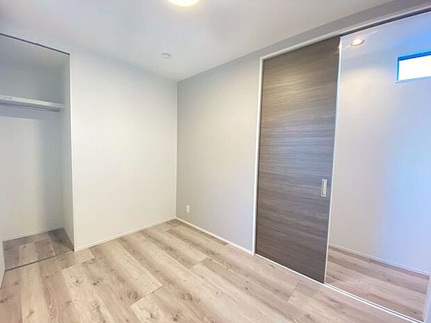 使い勝手に優れた、バランスの良い洋室家具のレイアウトもしやすいシンプルデザインなお部屋