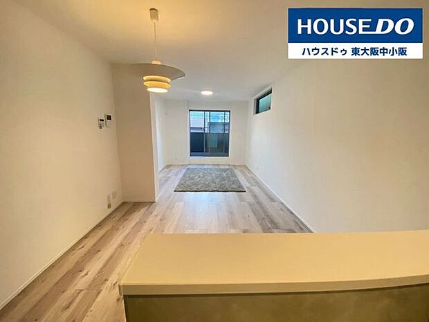 キッチンスペースからリビングを見た眺め