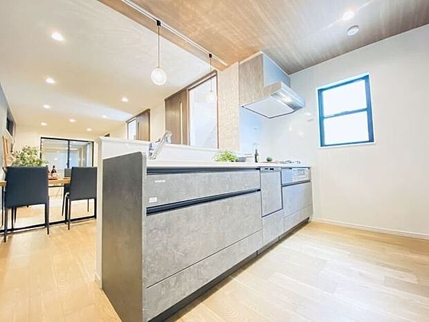 広々としたキッチンです♪リビングで過ごしているご家族とお話ししながら過ごすことができます♪