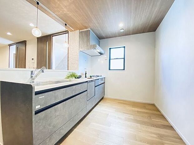 広々したキッチンでリビングを見渡せるので料理しながらご家族とお話しすることができます♪