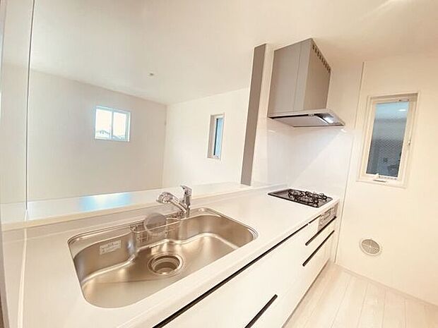 嬉しいカウンターシステムキッチン！コンロも3口あります！