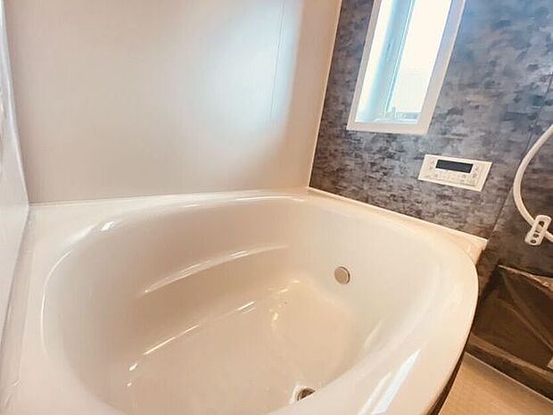 おしゃれで広めのバスです小窓付きで換気もバッチリ！