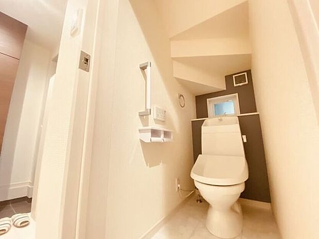 白を基調とした清潔感のあるトイレこちらは1階のトイレです♪