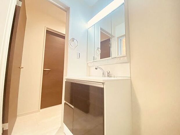 清潔感のある洗面台♪照明も明るく朝からスッキリ！収納もたっぷりあります！