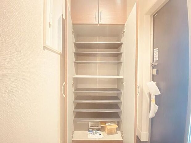 シューズボックスもたっぷり収納できる！