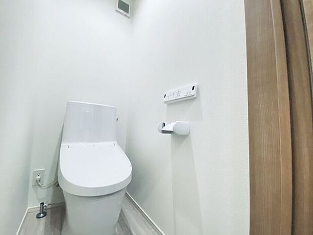 白色ベースの清潔感のあるトイレです♪