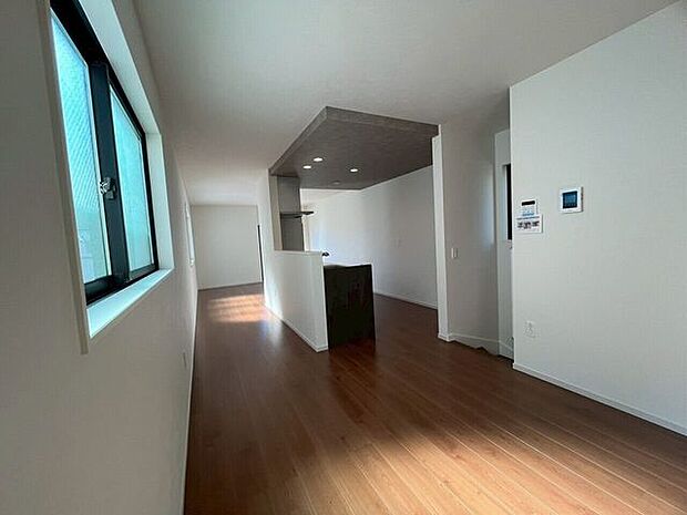 キッチンを真ん中にリビングスペースを使い分け出来る作りです!お部屋作りも楽しめそう♪