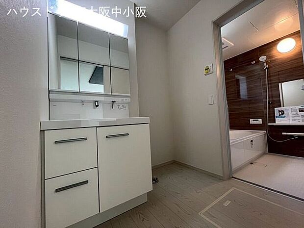 白基調の綺麗な洗面所洗面台の下に収納もたっぷり