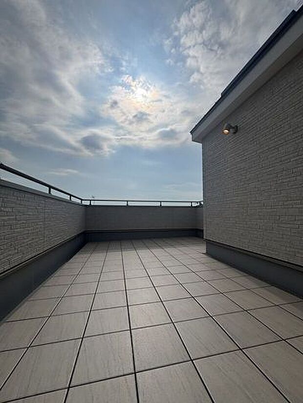 〜人気の屋上スカイリビング〜広さも約10.5帖ありますこちらで充実の休日をお過ごしください♪冬はワイン片手に星を眺める…なんてのも素敵ですね♪