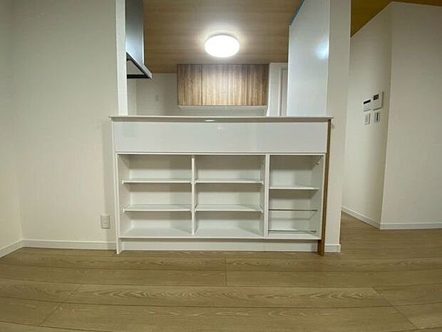 カウンターキッチンスペースの収納子供たちの学校でも書類や荷物もここにしまっておけます♪