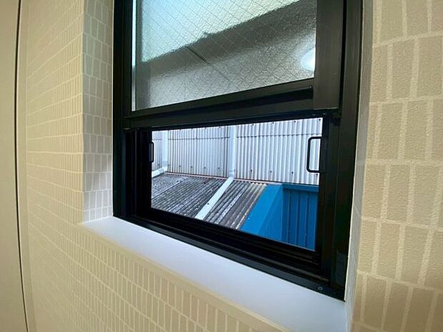 おしゃれなデザインのお部屋の小窓