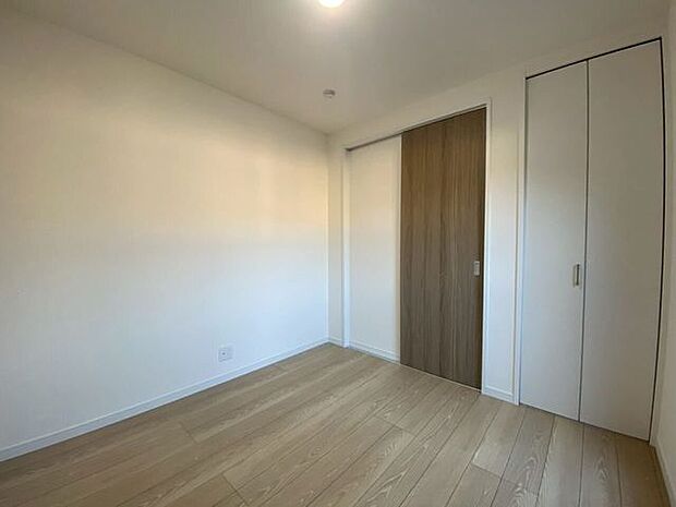 家具レイアウトがしやすいい癖のない洋室