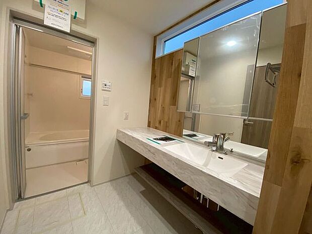 洗面スペースがおしゃれで広い!洗面台の隣は化粧スペースにいかがでしょうか?朝の身支度もここで家族並んで出来ちゃいます♪