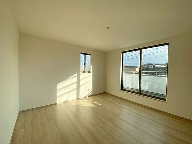 窓からたっぷり陽の入る洋室南向きバルコニーで陽当たり良好♪