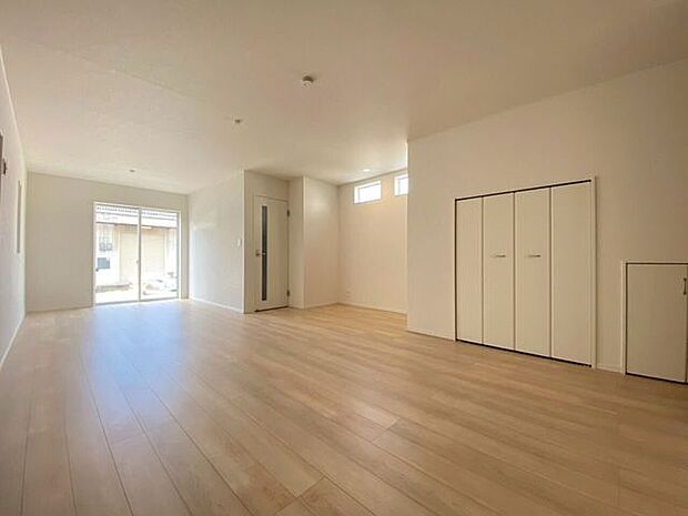 リビングにも収納がございます