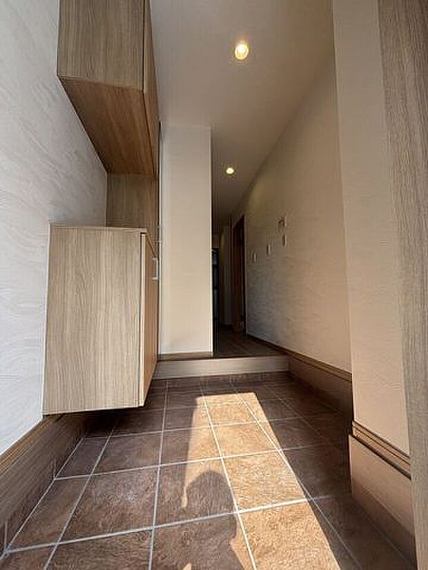 玄関スペースシューズボックスの隣にベビーカーなど置けちゃいます♪