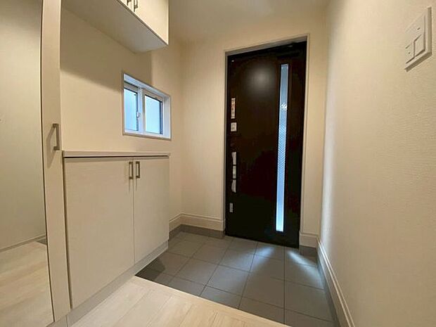 玄関スペース広めで嬉しいベビーカーなども置いておけます♪