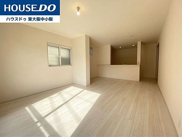 自然光がたっぷり差し込む、心地よい南向きの空間です♪