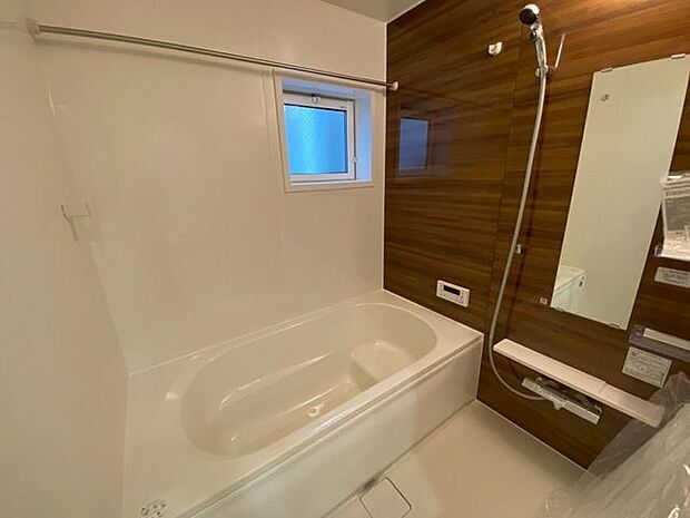 浴室乾燥つき小窓もあり湿気にも困らない広めのバスで疲れを落としましょう♪