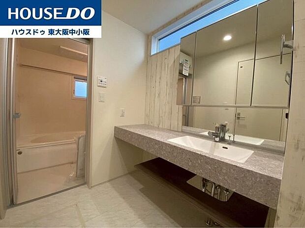 ホテルライクなつくりのおしゃれな広々とした洗面鏡も大きくご家族並んでお使いいただけます♪洗面の隣はパウダースペースとしてお使いいただけますここでの身支度は気分が上がりますね♪