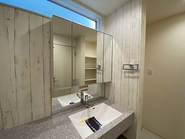 三面鏡 曇り止め効果のある特殊コーティング高級感のある洗面台です