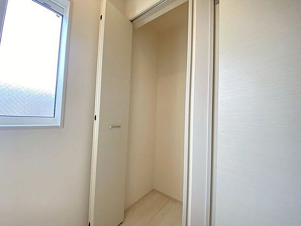 リビングから3階に繋がる階段前の収納掃除道具やリビングで使うものをここに収納できますリビングスペースをすっきり見せれます♪