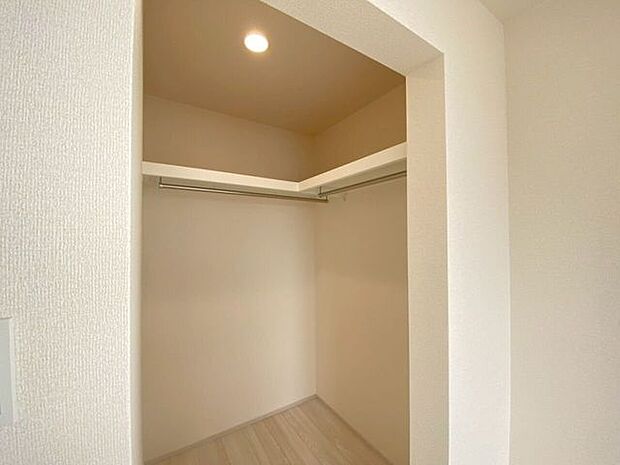 WICWICにも電気がついております洋服をすっきり収納♪