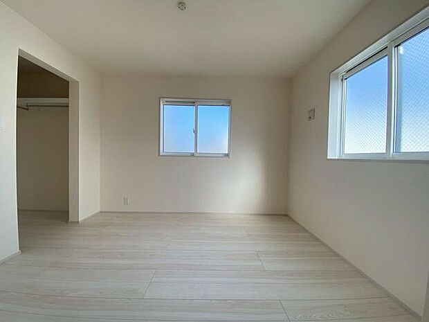 日の光が心地いい♪暖かな洋室※写真は午前10時に撮影したものですぜひ、現地で明るさを体感してください