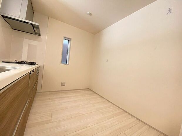 キッチンスペース広々♪上のほうにコンセントがついておりますので冷蔵庫の線はそちらにさしていただくと埃もたまらずお掃除の際もラクになります♪